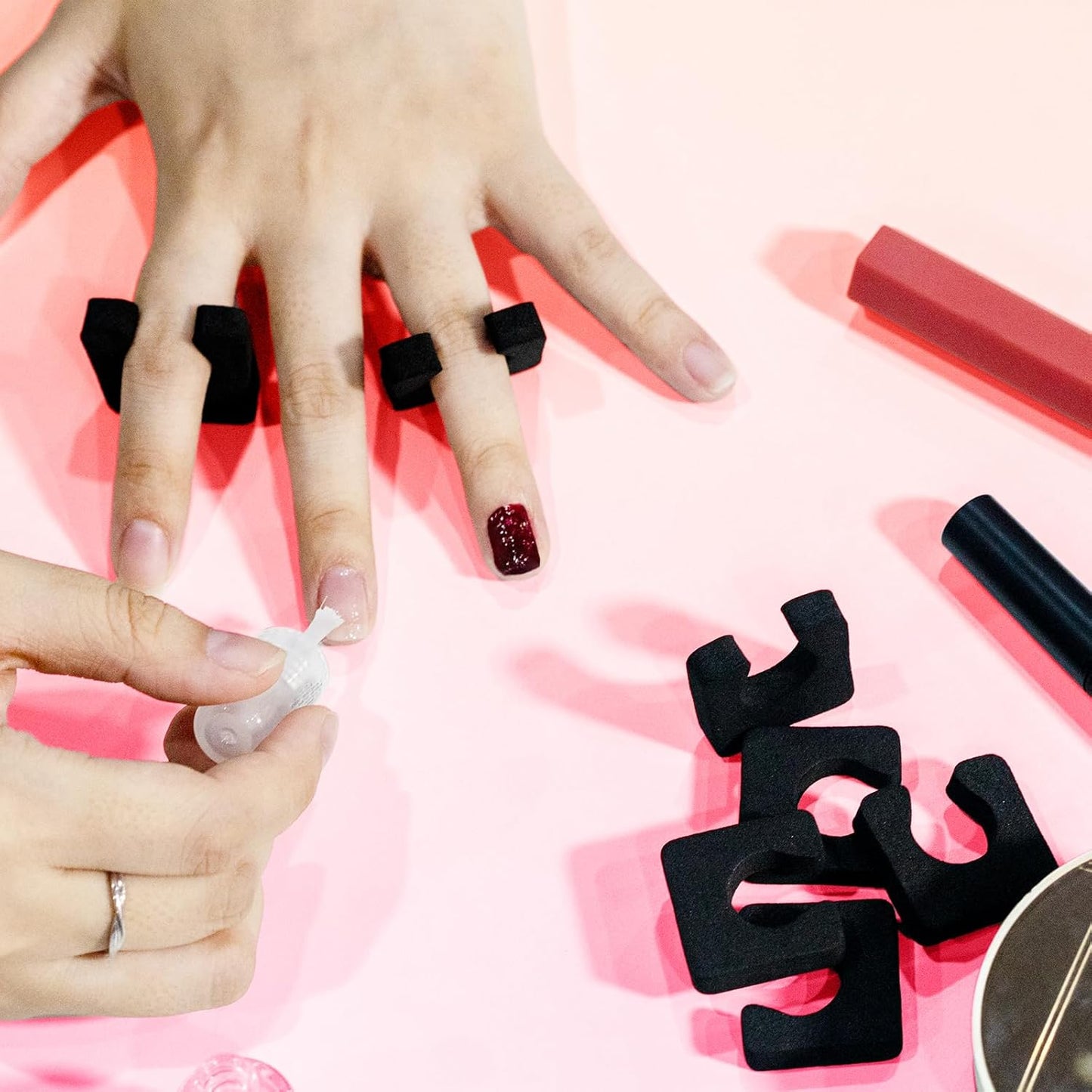 600 Pcs Toe Separators for Men and Women, Soft Foam Finger Divider Spacer Set, Pedicure Toe Separators for Hands and Feet Nail Polish Application Luxury Pedicure Supplies, Black