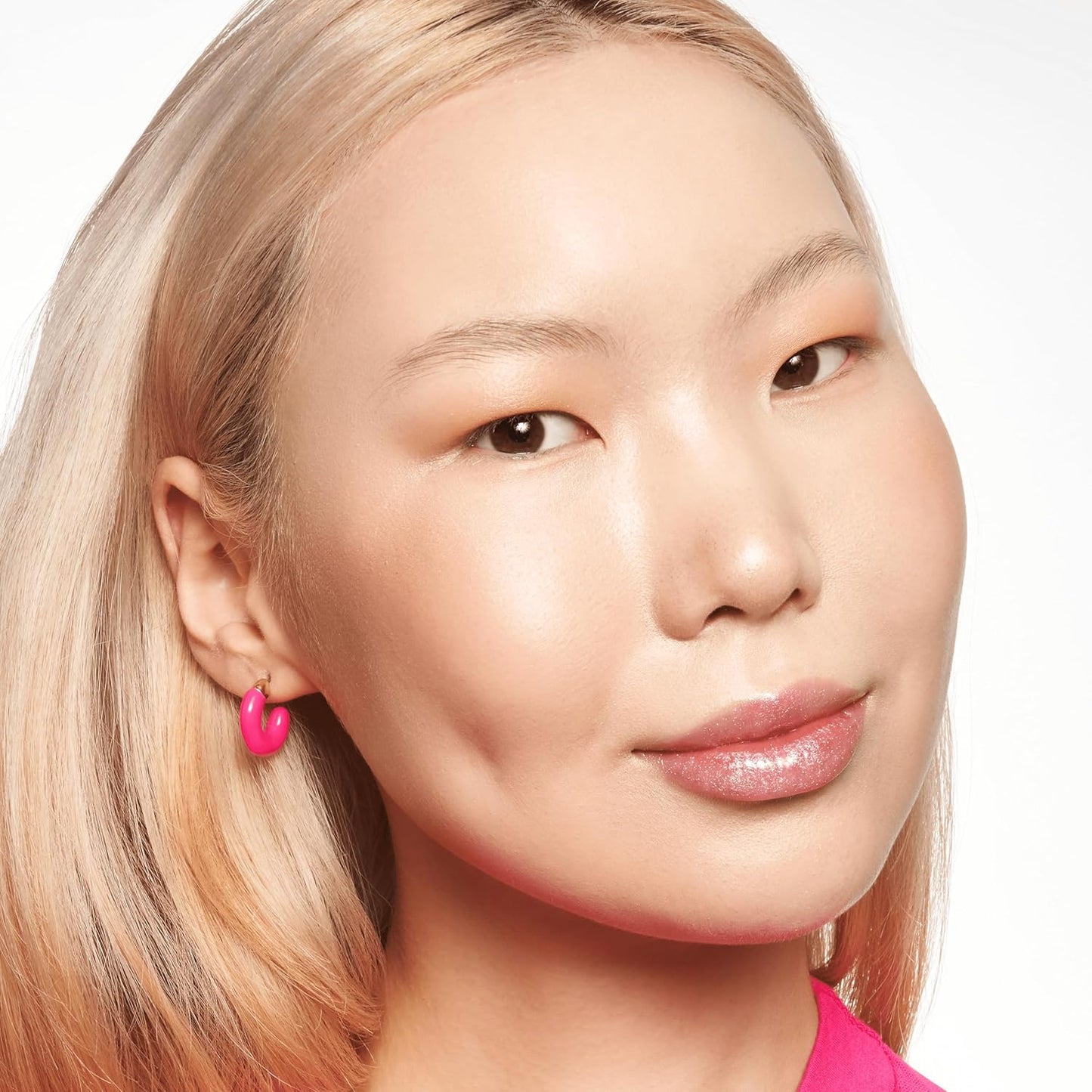 Essence Baby Got Glow Liquid Hightligther, Color 10 Sassy in Silk - 1 unit. Made in italy